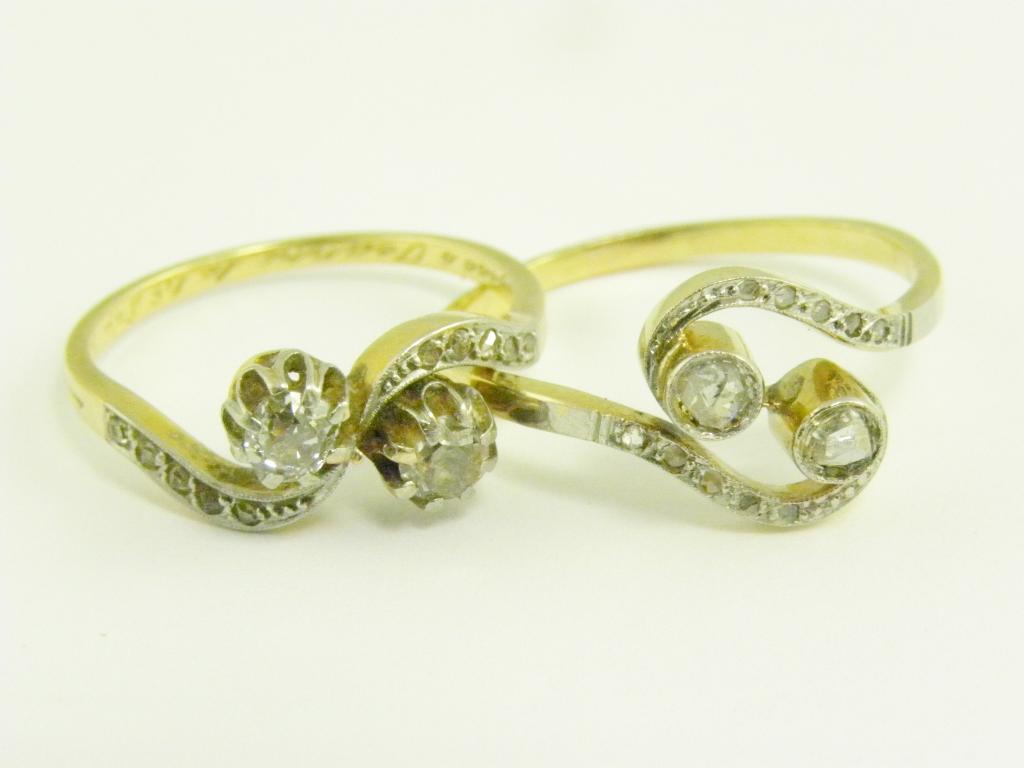 TWO DIAMOND CROSSOVER RINGS IN GOLD, 5.2G