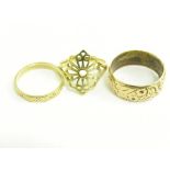 A GOLD BUCKLE RING AND TWO OTHER GOLD RINGS, 7.9G
