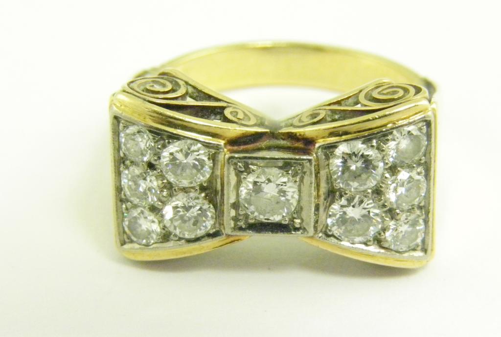 A DIAMOND PAVE SET RING OF BOW DESIGN IN GOLD, 6.7G