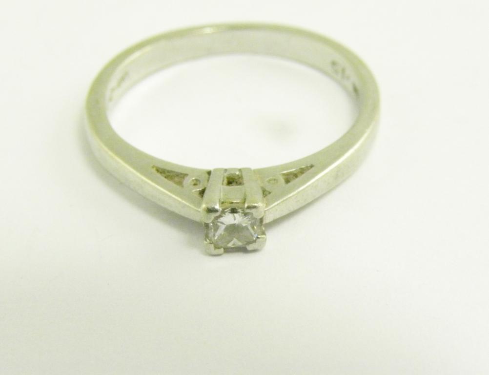 A DIAMOND SOLITAIRE RING IN PLATINUM, 4G