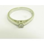 A DIAMOND SOLITAIRE RING IN PLATINUM, 4G