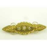 A DIAMOND THREE STONE GYPSY SET SHUTTLE SHAPED BROOCH IN 15CT GOLD, BIRMINGHAM 1903, 4.5G