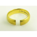 A 22CT GOLD WEDDING RING, CUT, 8.2G