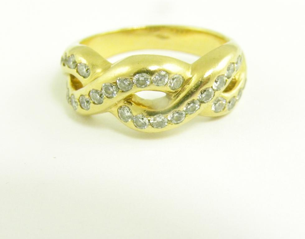 A DIAMOND GUILLOCHE RING IN GOLD, MARKED 750, 6G