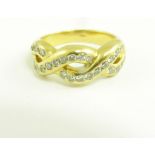 A DIAMOND GUILLOCHE RING IN GOLD, MARKED 750, 6G