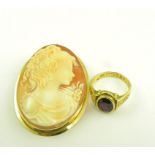 A GARNET RING IN 18CT GOLD WITH ENGRAVED SHOULDERS, CHESTER 1905 AND A CAMEO BROOCH IN GOLD,