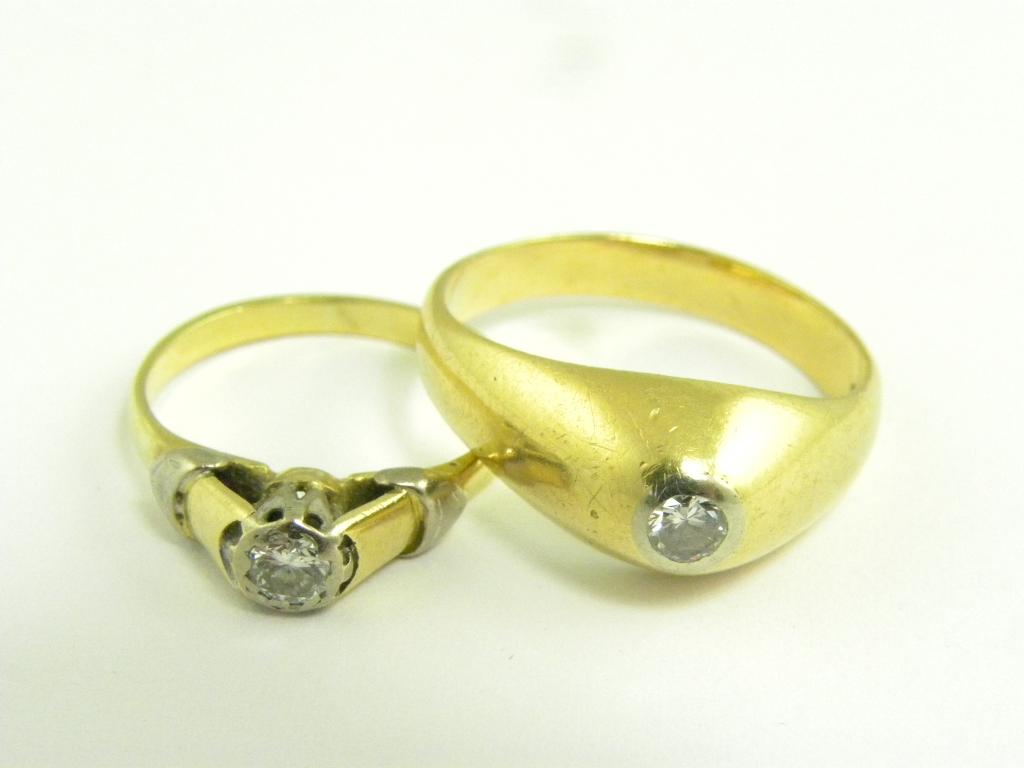 TWO DIAMOND SOLITAIRE RINGS IN GOLD, 18CT GOLD, 9.5G