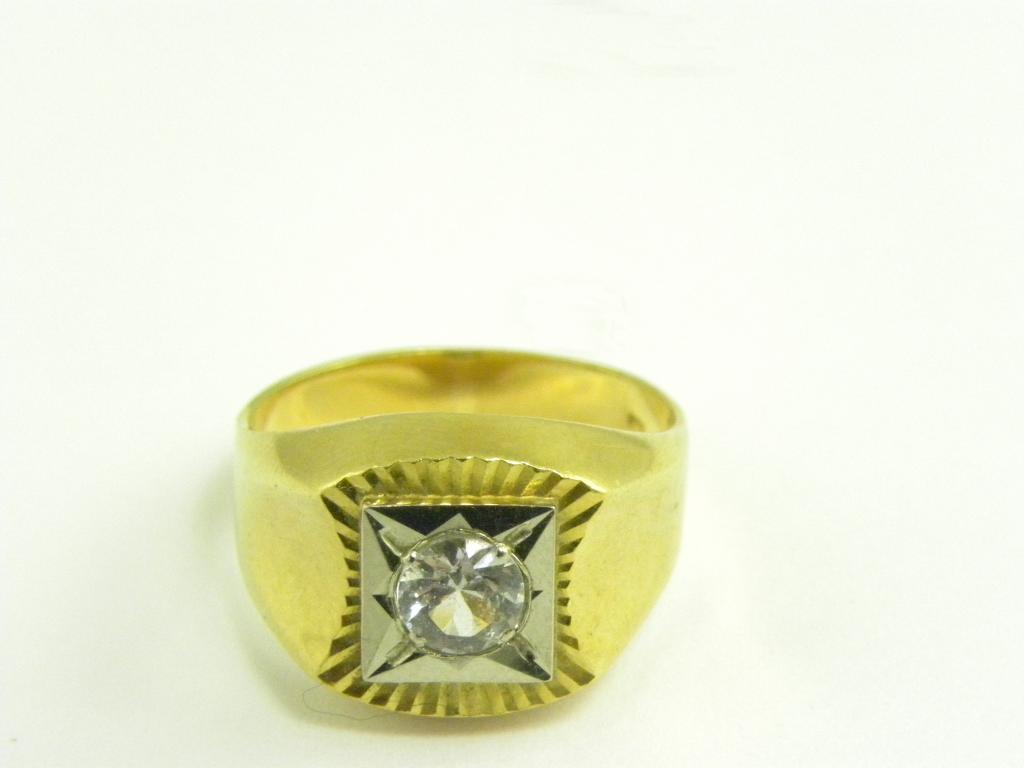 A DIAMOND SOLITAIRE RING, ILLUSION SET IN GOLD, MARKED 750, 4G