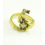 A RUBY AND DIAMOND FIVE STONE RING OF ABSTRACT DESIGN IN GOLD, MARKED 750, 6G