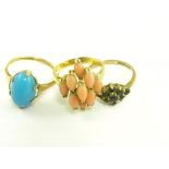 A TURQUOISE RING AND TWO OTHER RINGS IN GOLD, 5.9G