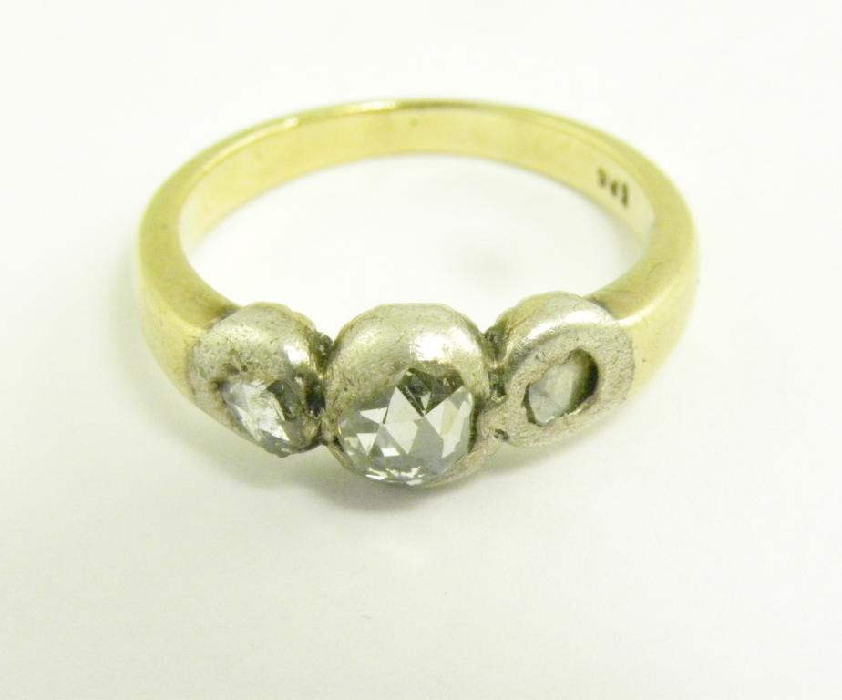 A DIAMOND THREE STONE RING IN GOLD, MARKED 585, 4G