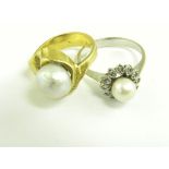 TWO CULTURED PEARL OR CULTURED PEARL AND DIAMOND CLUSTER RINGS IN GOLD OR WHITE GOLD, 10.7G