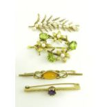 A PERIDOT, CULTURED PEARL AND 9CT GOLD BROOCH AND THREE VARIOUS OTHER GEM SET GOLD BROOCHES, 16G
