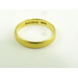 A 22CT GOLD WEDDING RING, 3.4G