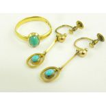 A TURQUOISE RING IN 22CT GOLD, 2.2G AND A PAIR OF TURQUOISE SET GOLD EARRINGS, 1.6G