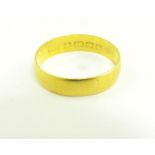 A 22CT GOLD WEDDING RING, 3.1G