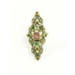 A DIAMOND, EMERALD AND PINK STONE LONG CLUSTER RING, GOLD HOOP, 19TH CENTURY, ADAPTED, 11G