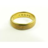 A 22CT GOLD WEDDING RING, 7.2G