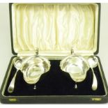 A PAIR OF GEORGE VI SILVER SAUCE BOATS AND LADLES, SHEFFIELD 1940, CASED, 8OZS