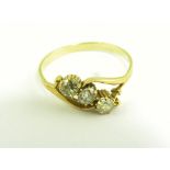 A DIAMOND THREE STONE CROSSOVER RING IN GOLD, 1.9G