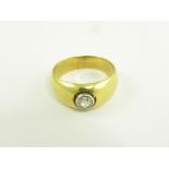 A DIAMOND SOLITAIRE RING IN GOLD, MARKED 18K, 6.4G