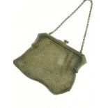 A SILVER AND SILVER CHAIN MAIL BAG WITH CHAIN HANDLE, LONDON 1920, 2OZS