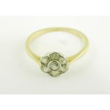 A DIAMOND CLUSTER RING IN GOLD, MARKED 18CT, 2.3G