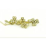 A CULTURED PEARL AND SPLIT PEARL SHAMROCK BAR BROOCH IN GOLD, CIRCA 1910, 5G