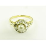 A CULTURED PEARL AND DIAMOND CLUSTER RING IN GOLD, 3.4G