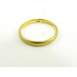 A 22CT GOLD WEDDING RING, 2.7G