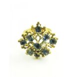 A BLUE STONE CLUSTER RING IN GOLD, MARKED 18K, 4.7G