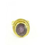 AN AMETHYST RING IN GOLD, 7.5G