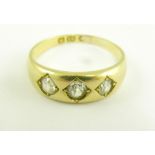 A DIAMOND THREE STONE RING IN 18CT GOLD, 4.6G