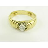 A DIAMOND SOLITAIRE RING IN GOLD, 7.9G