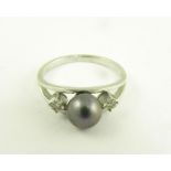 A GREY CULTURED PEARL AND DIAMOND THREE STONE RING IN WHITE GOLD, 3.1G