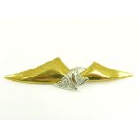 A DIAMOND PAVE SET TWO COLOUR GOLD BROOCH OF STYLISED WING DESIGN IN GOLD, MARKED 750, 10.2G