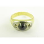 A SAPPHIRE CABOCHON AND DIAMOND THREE STONE RING IN GOLD, 7.3G