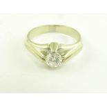 A DIAMOND SOLITAIRE RING IN WHITE GOLD, 7G