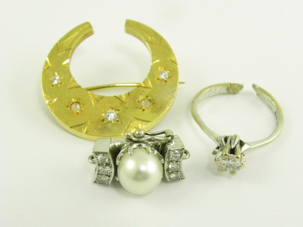 A DIAMOND FIVE STONE CRESCENT BROOCH IN GOLD, A DIAMOND SOLITAIRE RING IN WHITE GOLD, MARKED 750,