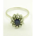 A SAPPHIRE AND DIAMOND CLUSTER RING IN WHITE GOLD, MARKED 585, 3.5G