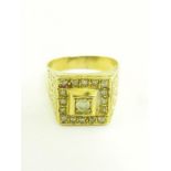 A DIAMOND GENTLEMAN'S SIGNET RING IN GOLD, 9.6G