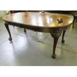 AN EDWARDIAN MAHOGANY DINING TABLE WITH SEMI CIRCULAR ENDS AND TWO LEAVES ON CARVED CABRIOLE LEGS