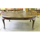 A DARK STAINED OAK DINING TABLE WITH SEMI CIRCULAR ENDS AND A LEAF, ON CABRIOLE LEGS, CIRCA 1900
