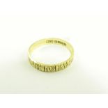 AN 18CT GOLD BARK TEXTURED WEDDING RING, 2G