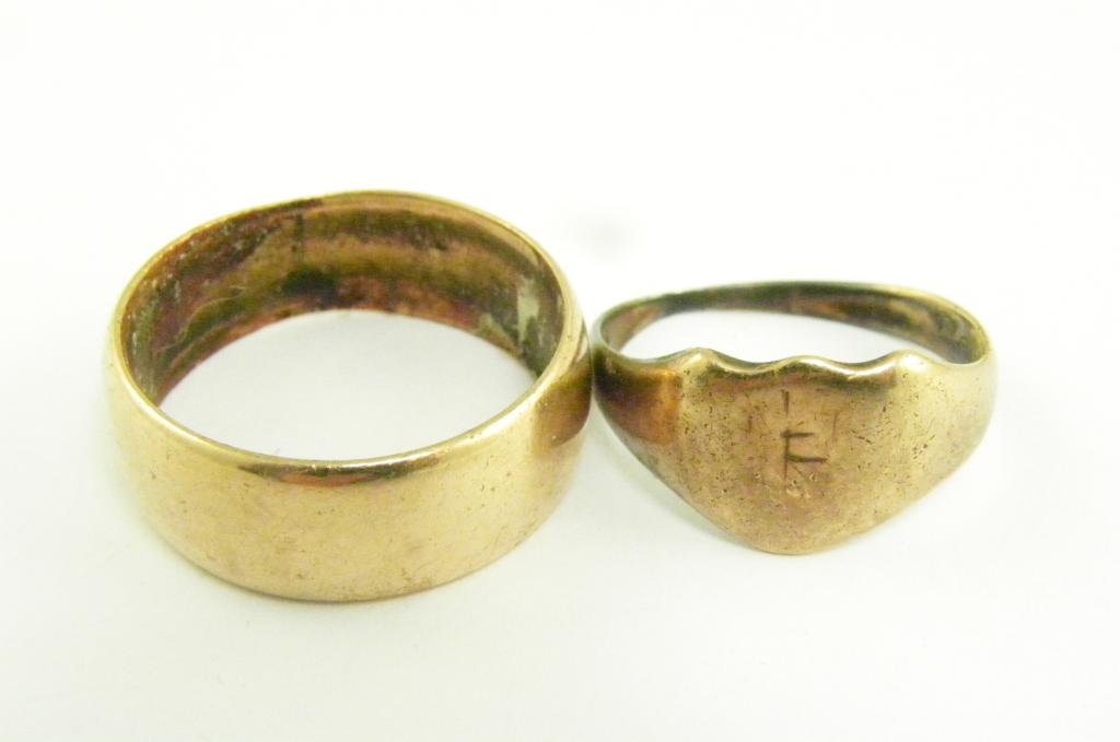 A 9CT GOLD WEDDING RING AND A GOLD SIGNET RING, MARKED 9CT, 13G