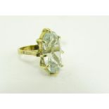 AN AQUAMARINE RING IN GOLD, MARKED 585, 6.7G