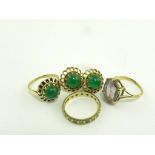 A CHRYSOPRASE CABOCHON SET GOLD RING AND PAIR OF EARRINGS EN SUITE, AN AMETHYST RING IN GOLD AND A