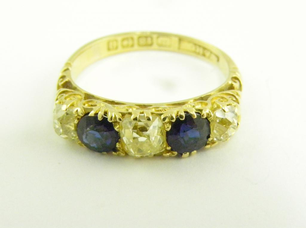 A SAPPHIRE AND DIAMOND FIVE STONE RING IN 18CT GOLD, BIRMINGHAM 1912, 4.2G