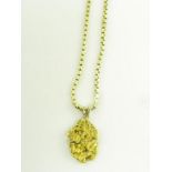 A GOLD NUGGET PENDANT ON A GOLD NECKLET, MARKED 585, 5.7G