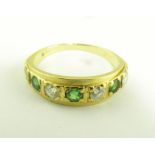 A DIAMOND AND EMERALD SEVEN STONE RING IN 18CT GOLD, 3.7G